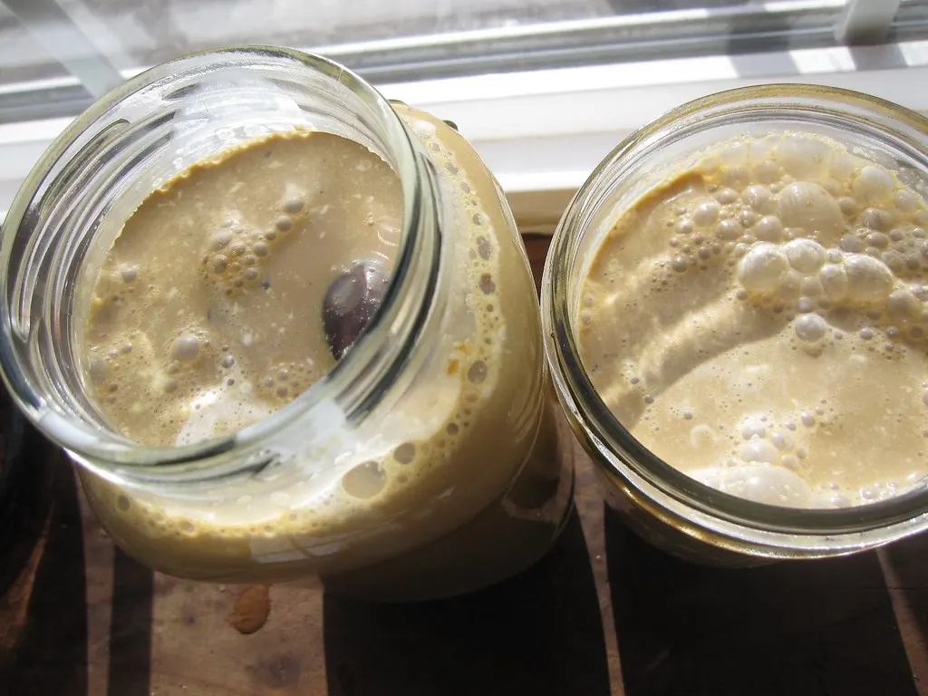 Două borcane cu un preparat fermentat de casă