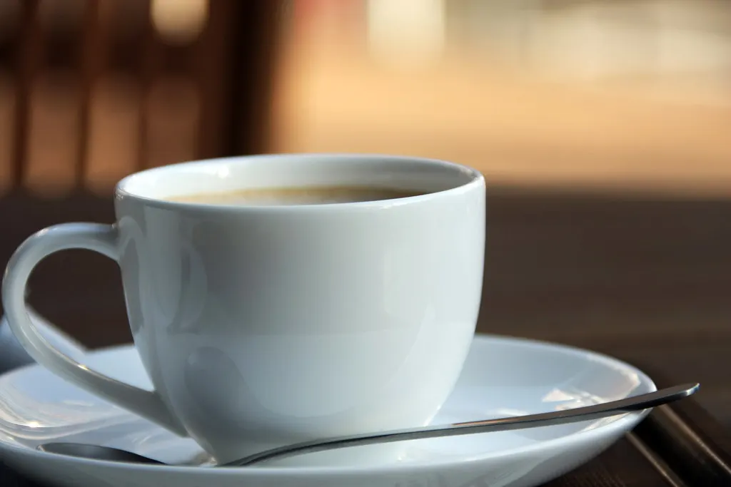 O ceașcă albă de cafea pe farfurioară