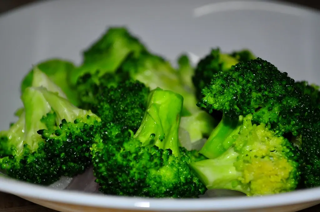 Buchețele de broccoli fiert, într-un bol