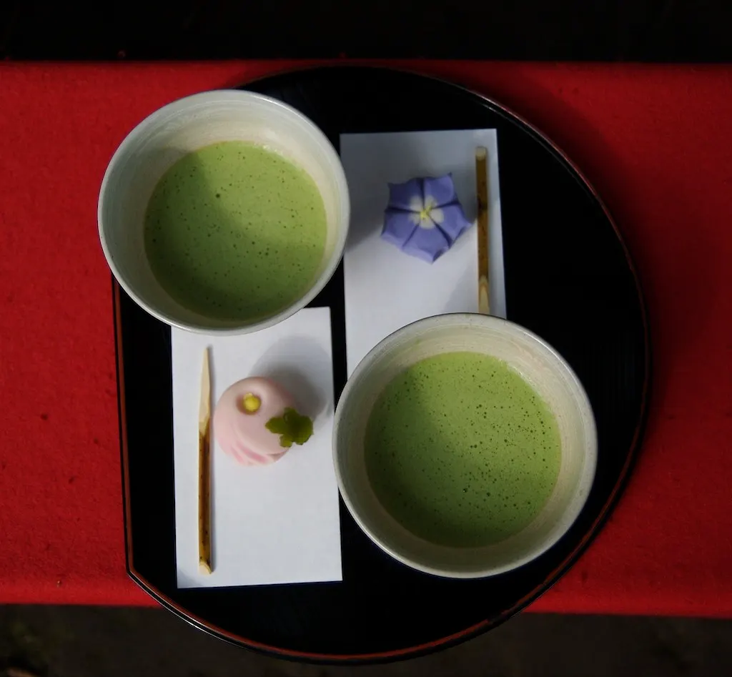 Două boluri cu ceai verde matcha