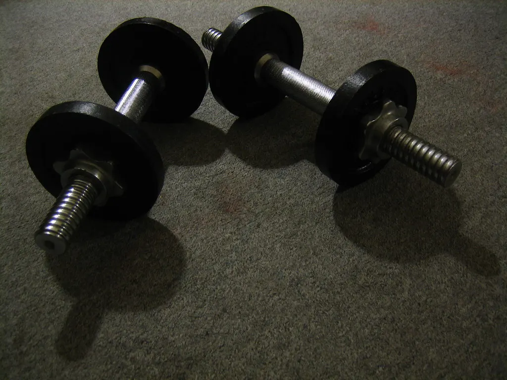 Gantere pe podeaua unei săli de sport